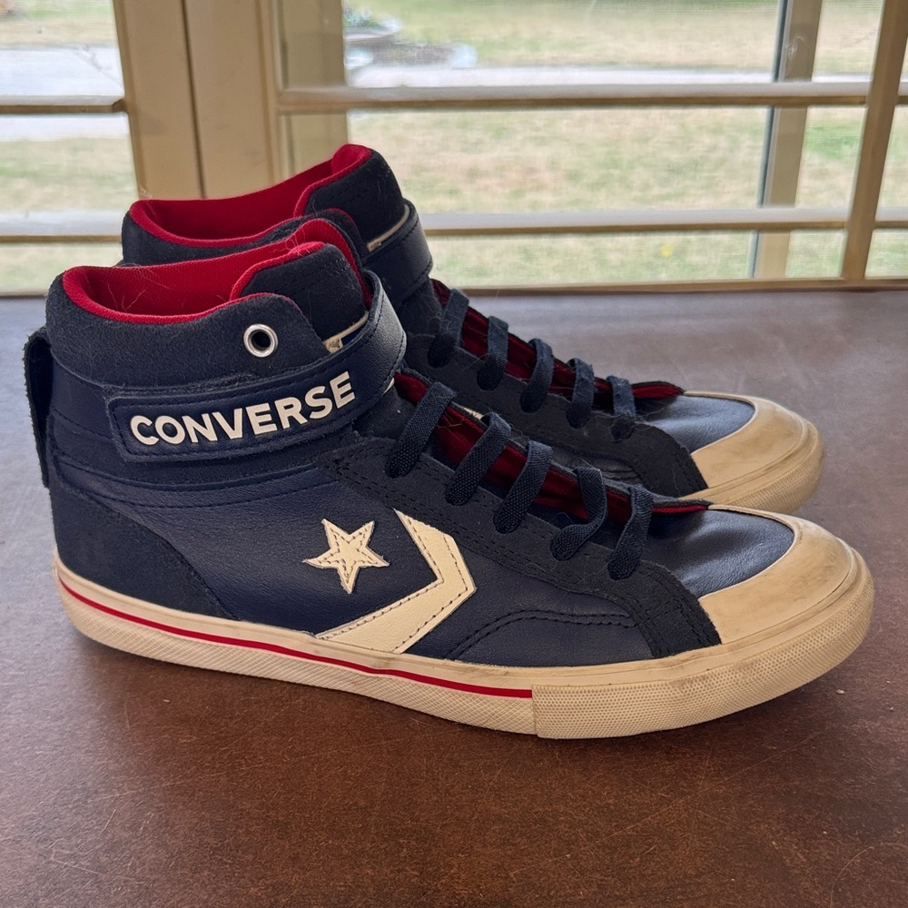 Boys/Mens Size 6 Converse Blue and White High-Tops with Red Inside